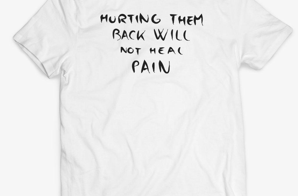 Tričko s nápisem: hurting them back will not heal pain