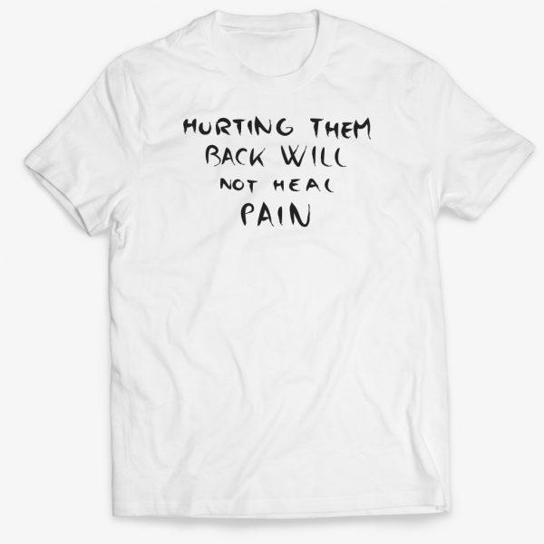 Bílé tričko s černým nápisem: hurting them back will not heal pain