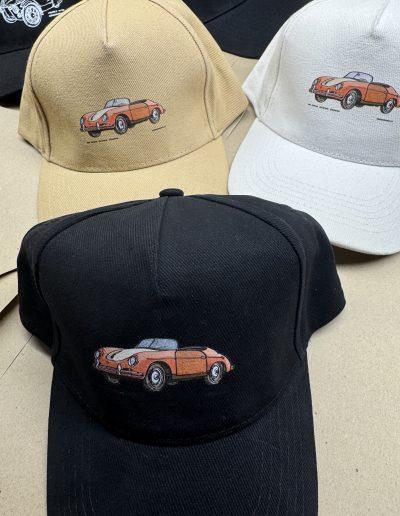 Černá, písková a bílá kšiltovka s kresbou Porsche 356