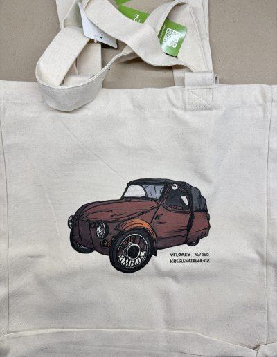 Autorské kresby a ilustrace a přímý tisk na textil a plecháčky.