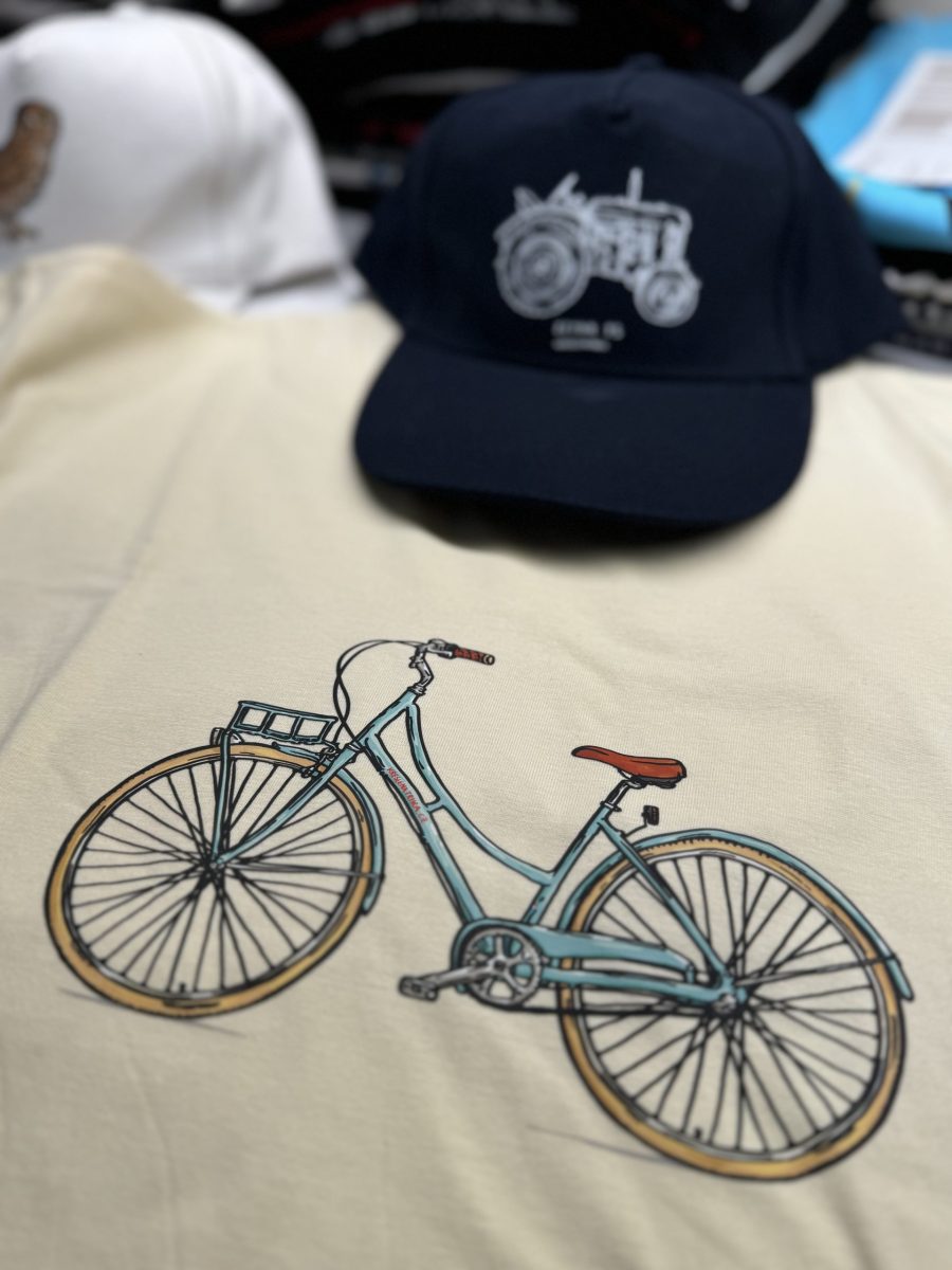 Pánské krémové tričko s krátkým rukávem. Tričko zdobí kresba retro kola.