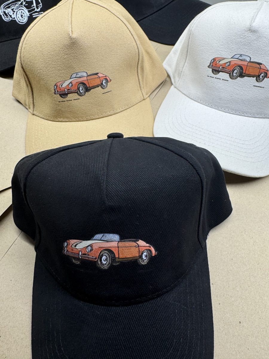 Černá, písková a bílá kšiltovka s kresbou Porsche 356