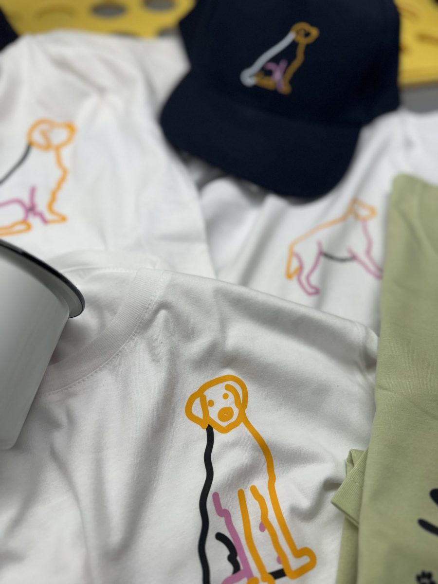 Reálné tisky na různé materiály: plátěnka, kšiltovka, tričko a plecháček s psím motivem. Všechny tyto produkty pomáhají.